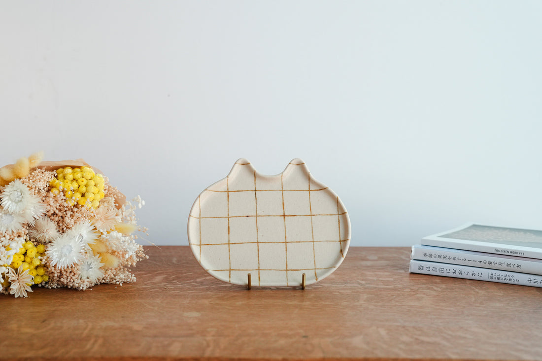 Chiho Yoshida 穗屋工房 Cat Shape Plate - Check CY23