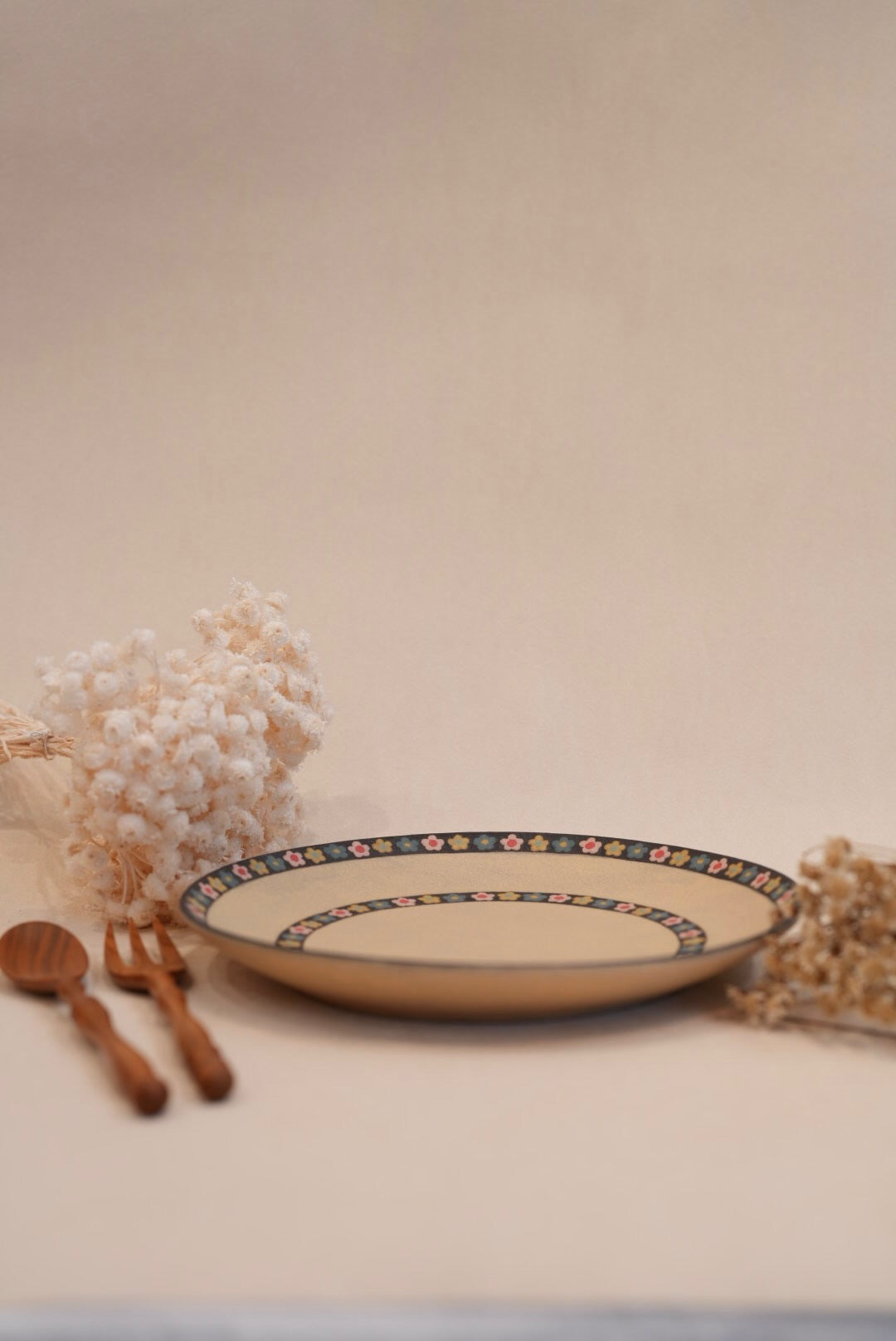 Kei Mitsumochi ミツ持啓 Black Small Floral Rim Round Plate - Large KM47