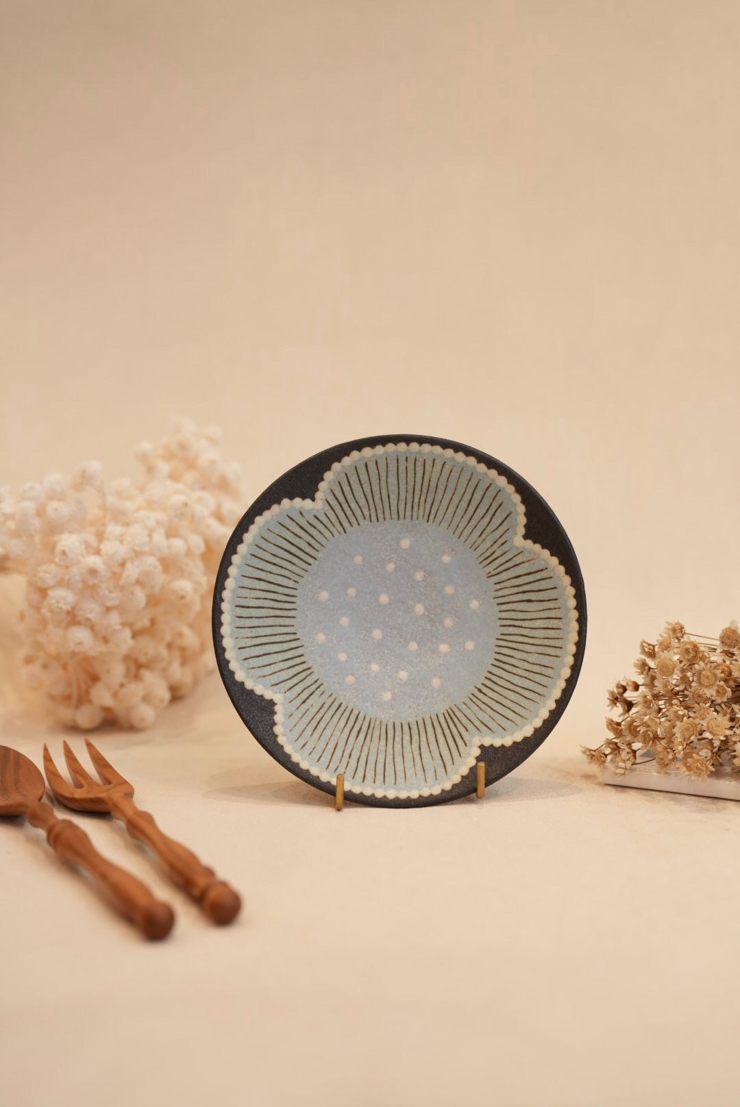 Kei Mitsumochi ミツ持啓 Blue Flower with Black Background Small Round Plate  KM39