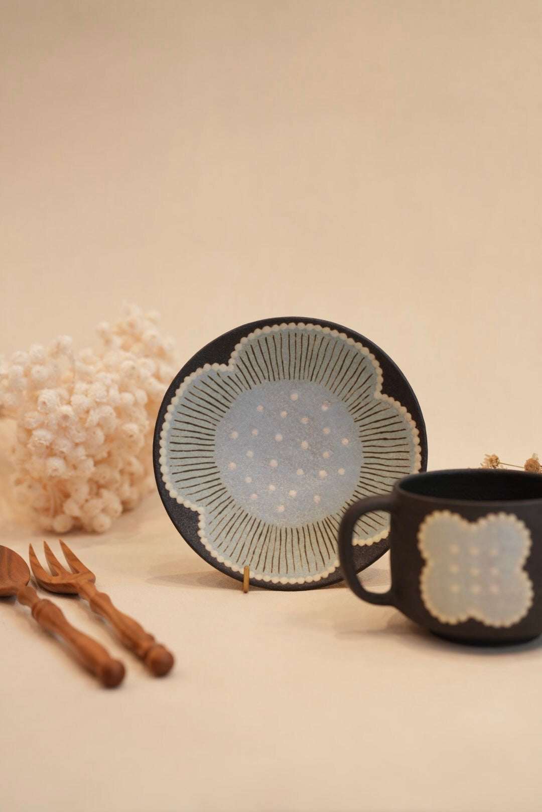 Kei Mitsumochi ミツ持啓 Blue Flower with Black Background Small Round Plate  KM39