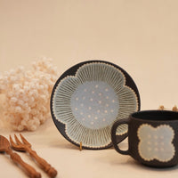 Kei Mitsumochi ミツ持啓 Blue Flower with Black Background Small Round Plate  KM39