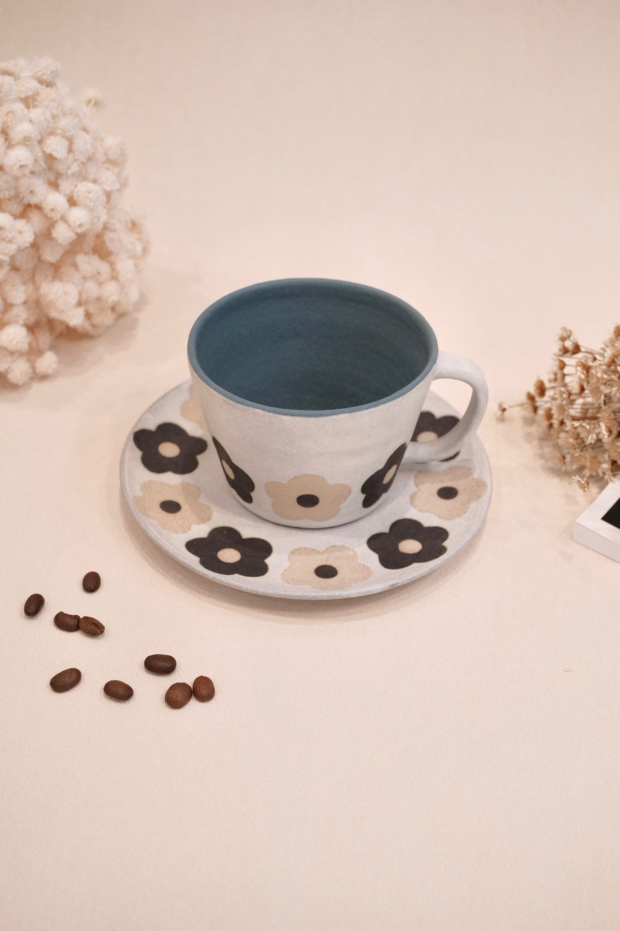 Kei Mitsumochi ミツ持啓 Cream & Black Flower Mug and Saucer KM54