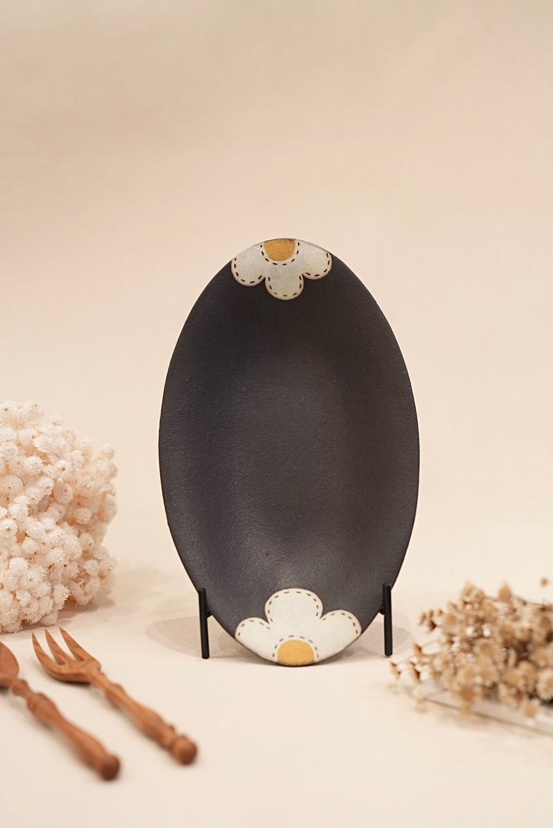 Kei Mitsumochi ミツ持啓 Oval Plate - Black Flower KM09