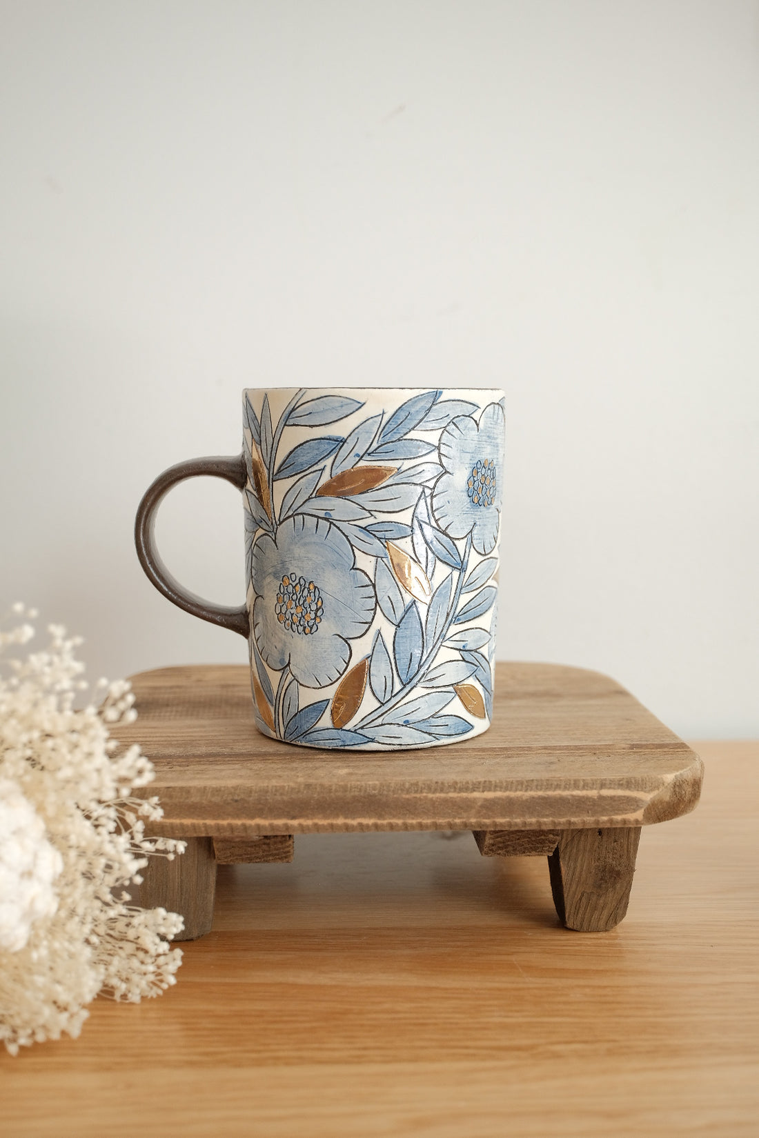 Cool Banana Black Pottery with Gold Detailing Blue Flower Tall Mug with Lid