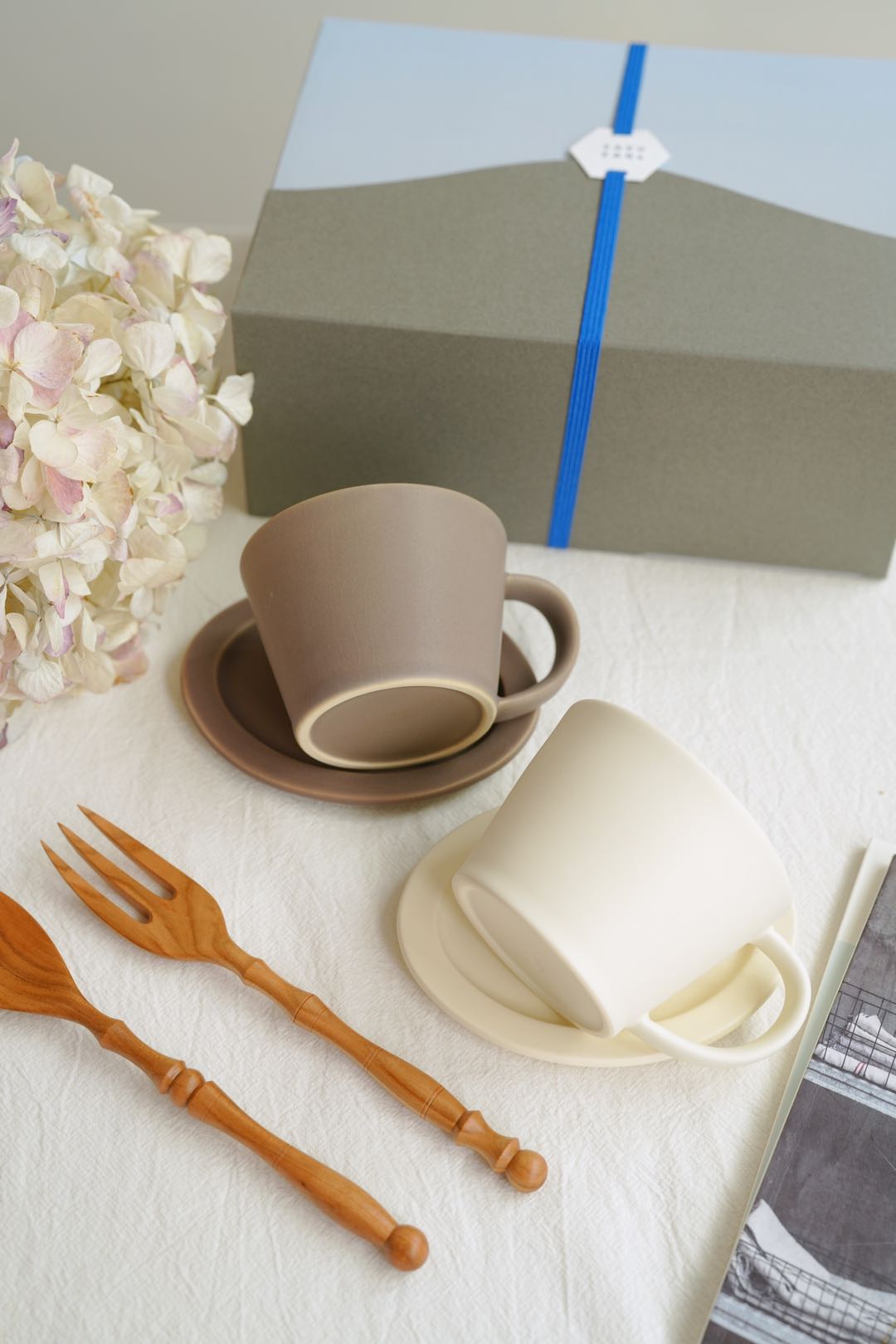 SAKUZAN Sara Gift D Set (2 Coffee Cups & 2 Small Oval Plates) - Cream x Brown