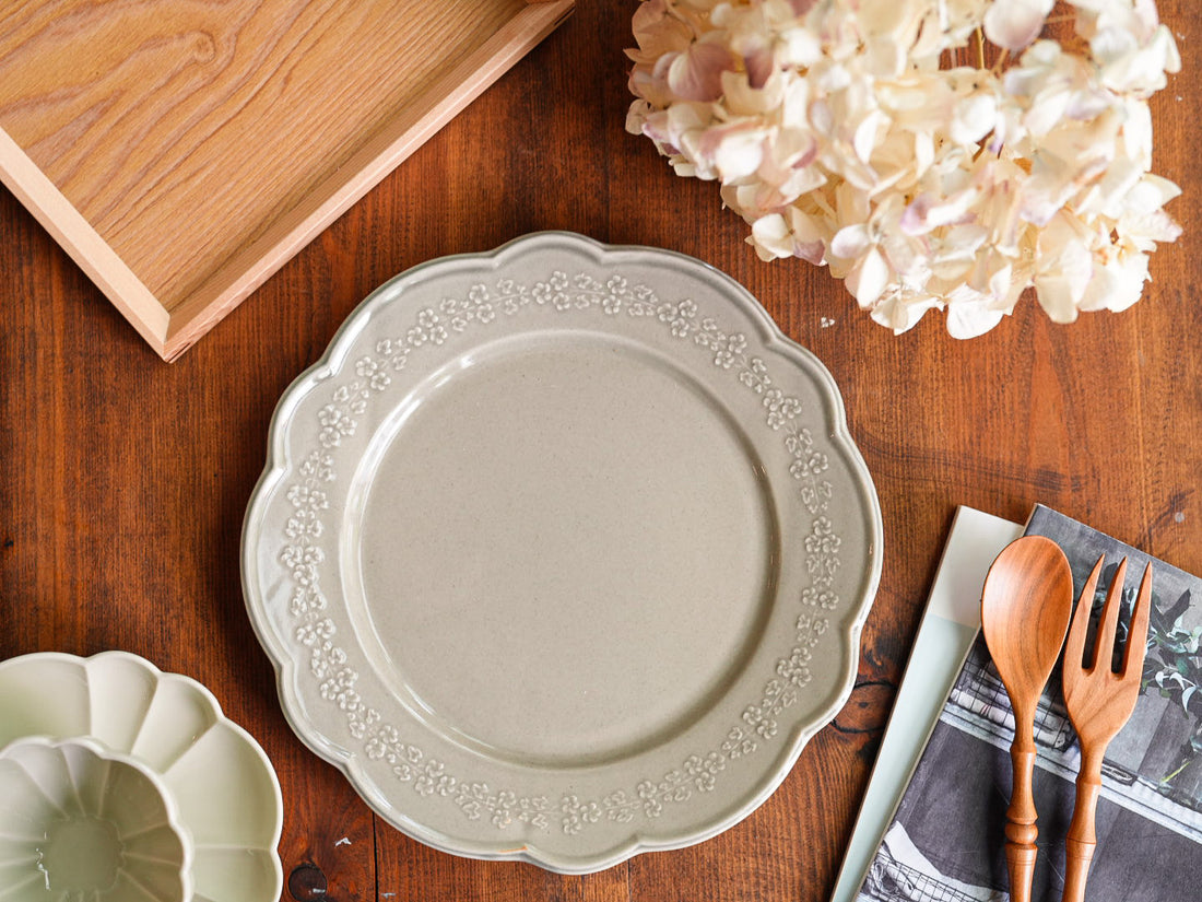 Atelier Gyuusha Large Floral Shape Round Plate