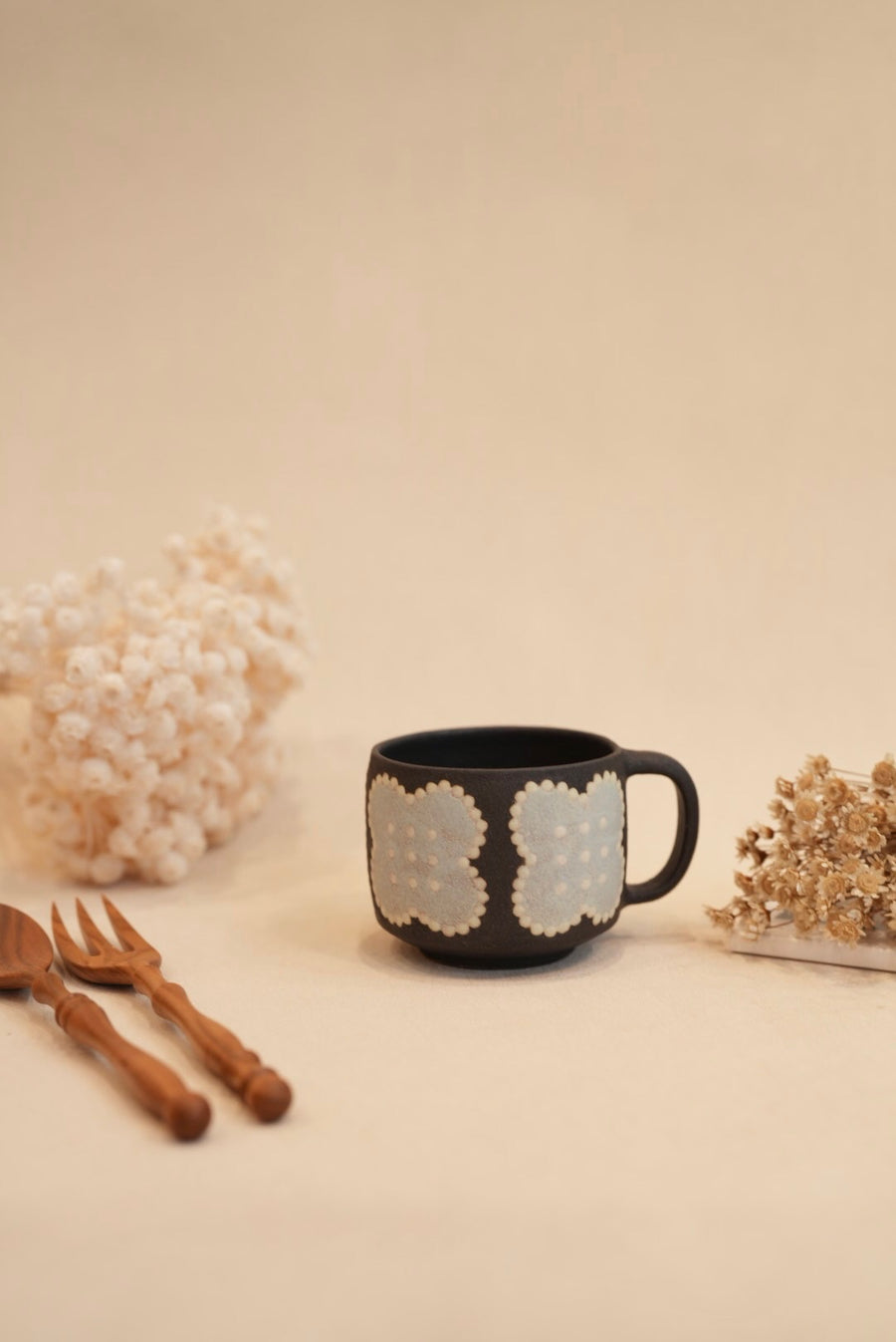 Kei Mitsumochi ミツ持啓 Flower with Black Background Mug - Blue KM65