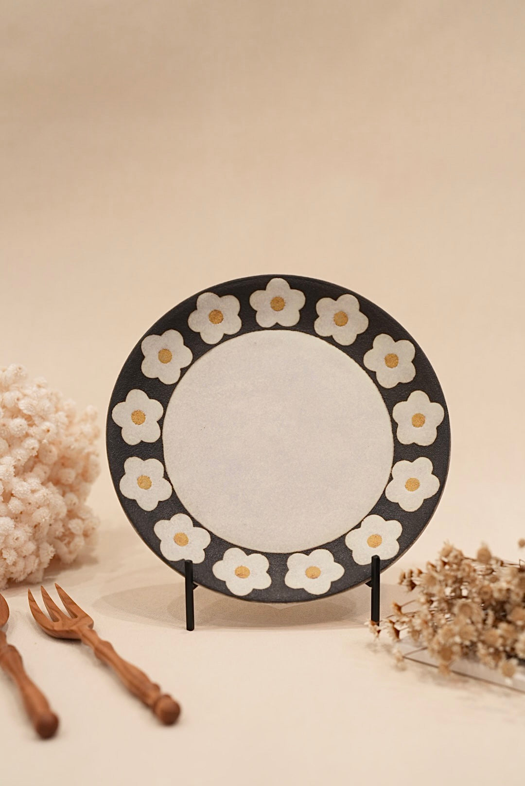 Kei Mitsumochi ミツ持啓 Floral Black Rim Round Plate - 21.5cm Large KM32