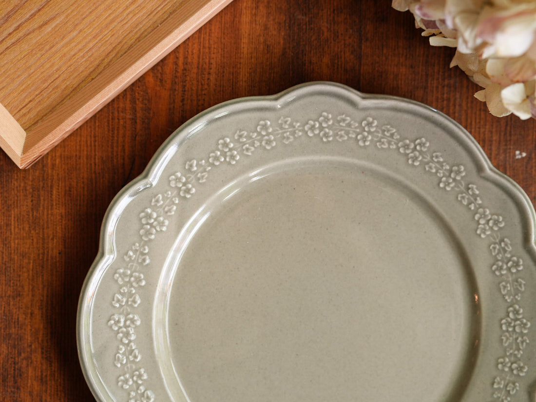 Atelier Gyuusha Large Floral Shape Round Plate
