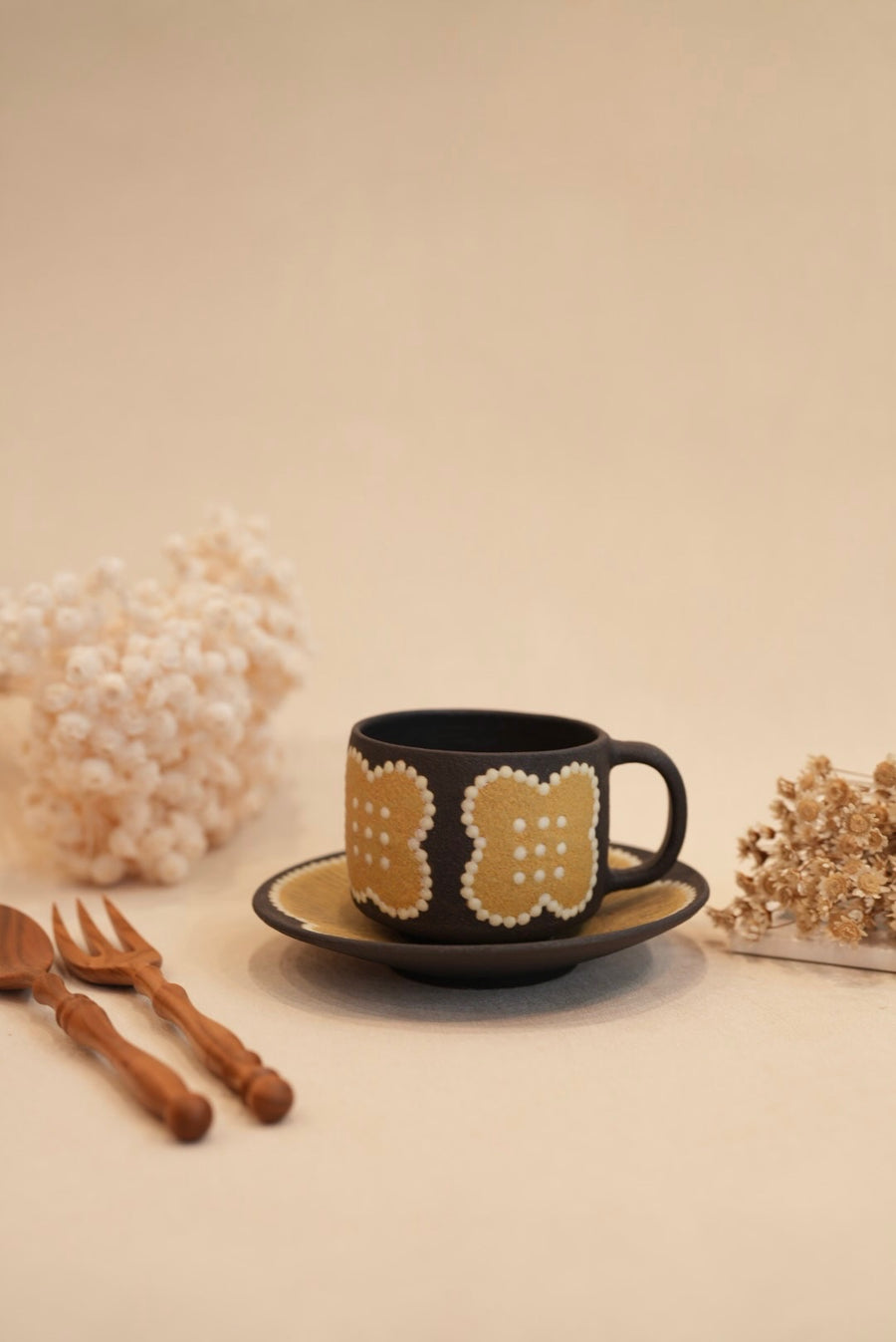 Kei Mitsumochi ミツ持啓 Flower with Black Background Mug - Yellow KM60