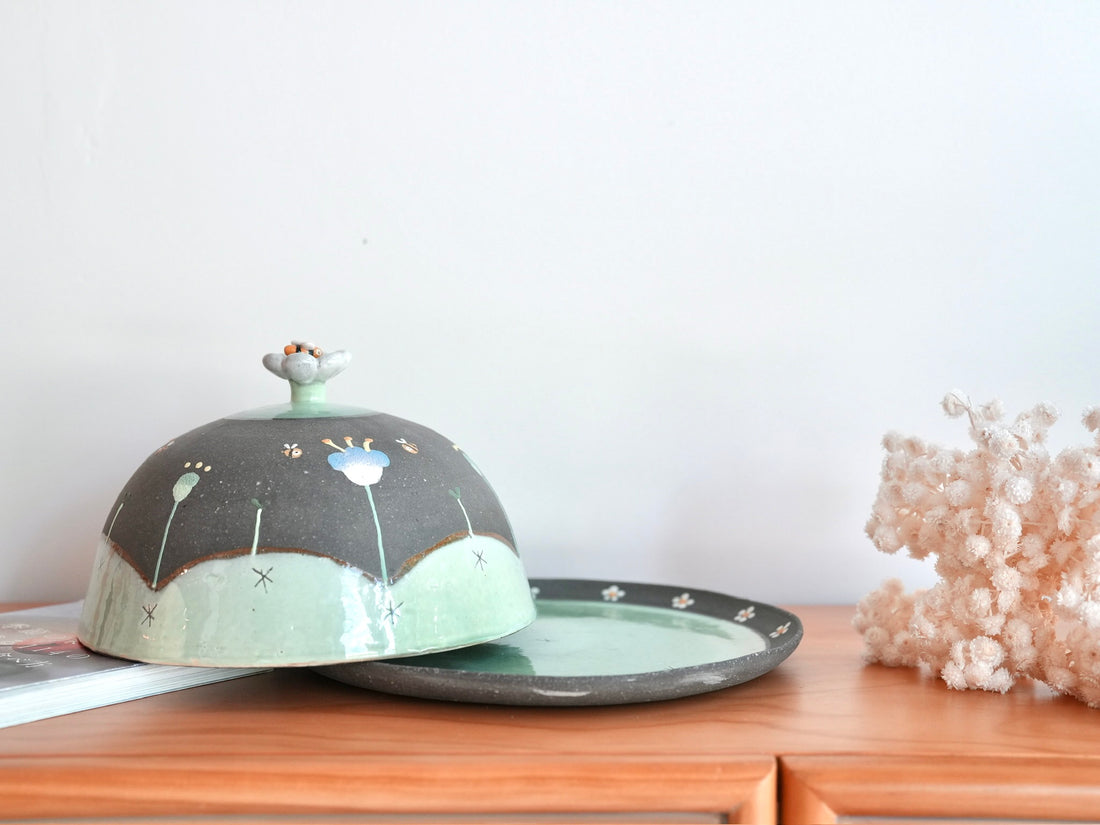 Akemi Nakamura 中村明美 Cake Holder with Lid AN32