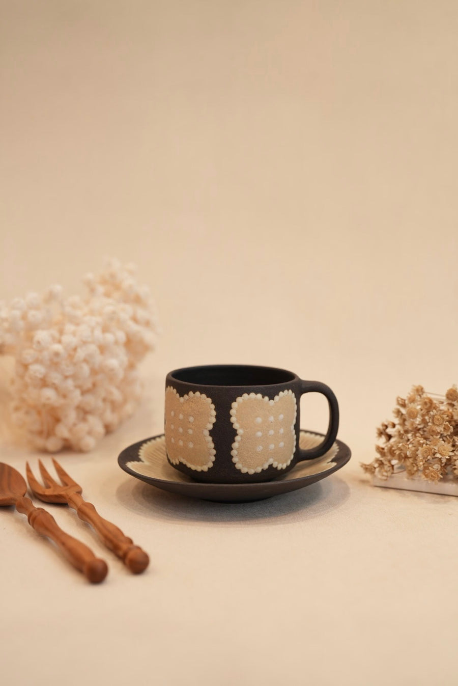 Kei Mitsumochi ミツ持啓 White Flower with Black Background Small Round Plate  KM34