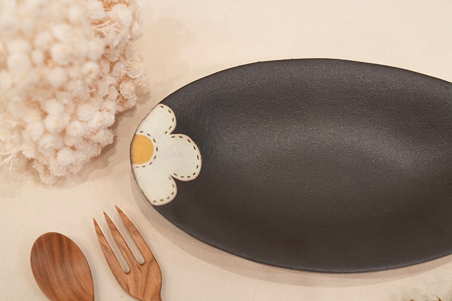 Kei Mitsumochi ミツ持啓 Oval Plate - Black Flower KM09
