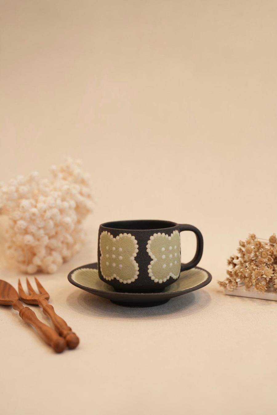 Kei Mitsumochi ミツ持啓 Flower with Black Background Mug - Green KM62