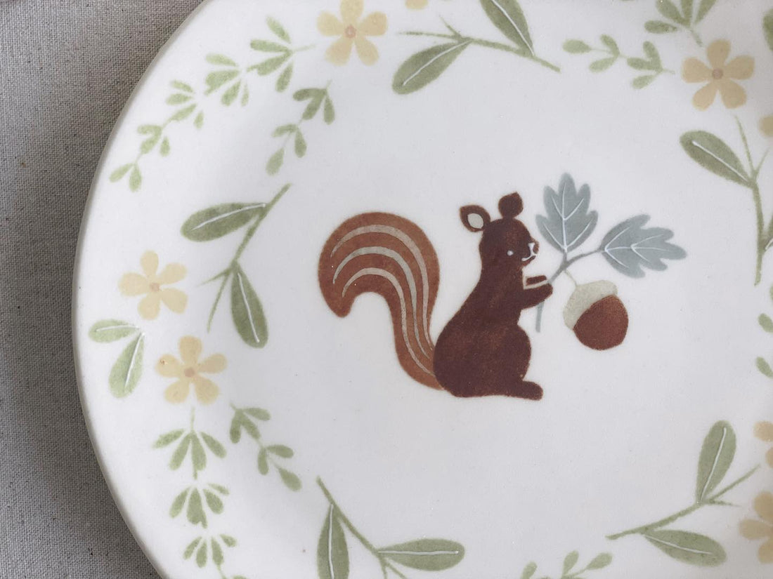 Buncho Pottery 7寸/Plate of squirrels and acorns