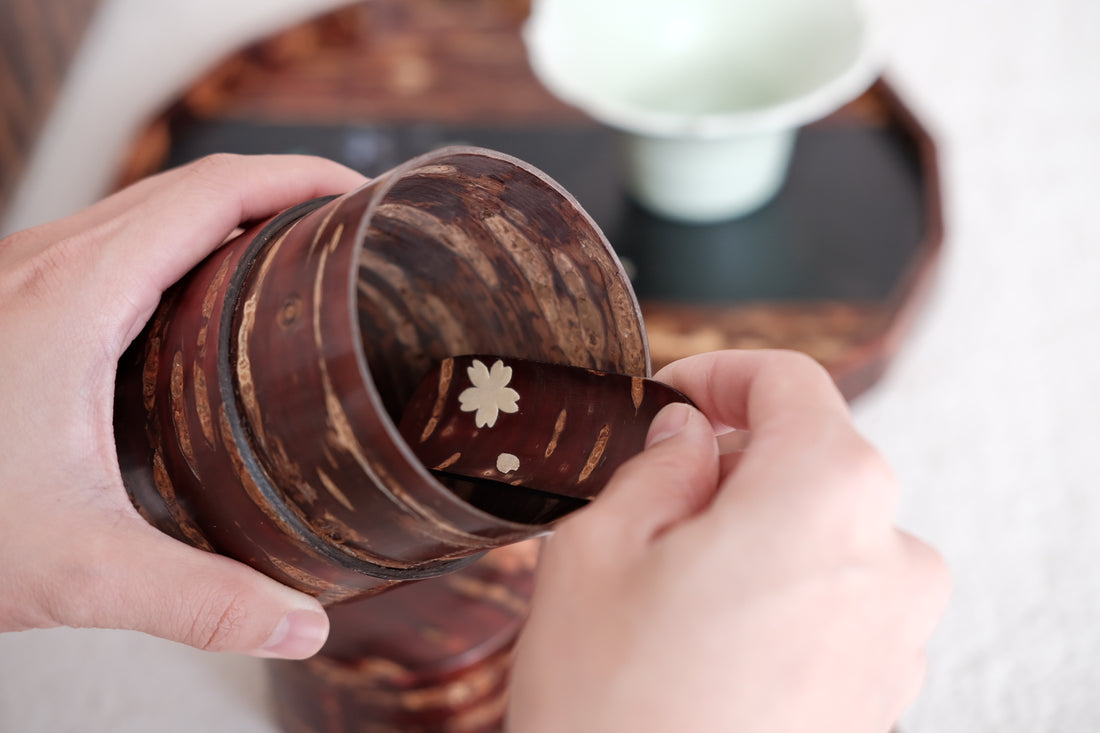 Yatsuyanagi Inlay Falling Sakura Akita Cherry Bark Work Tea Canister