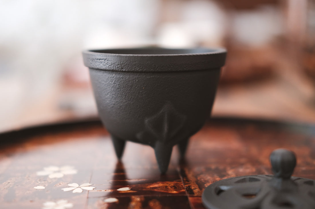 IWACHU Iron "Korosu" Flower Petal Incense Burner