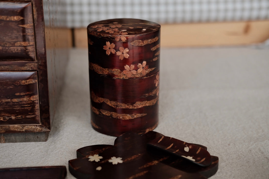 Yatsuyanagi Inlay Falling Sakura Akita Cherry Bark Work Tea Canister