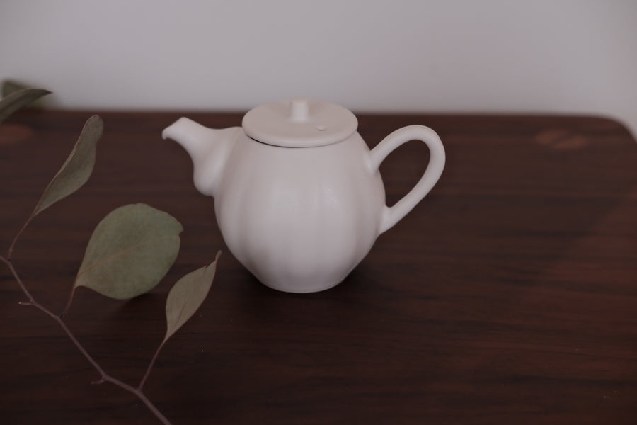 Kasumi Fujimura White Ceramic tea pot(tyatubo)