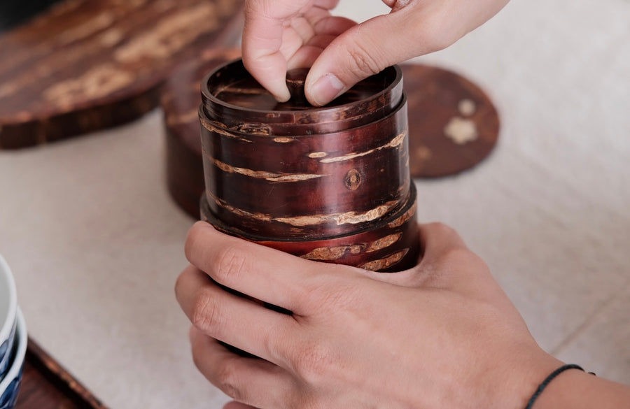 Yatsuyanagi Inlay Falling Sakura Akita Cherry Bark Work Tea Canister