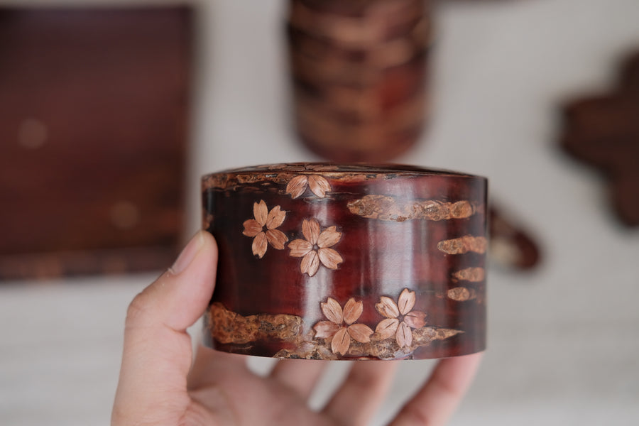 Yatsuyanagi Inlay Falling Sakura Akita Cherry Bark Work Tea Canister